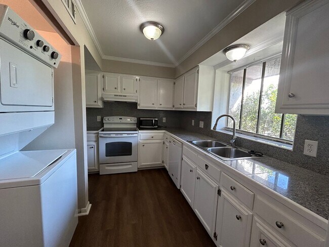Foto del edificio - Spacious Town Home