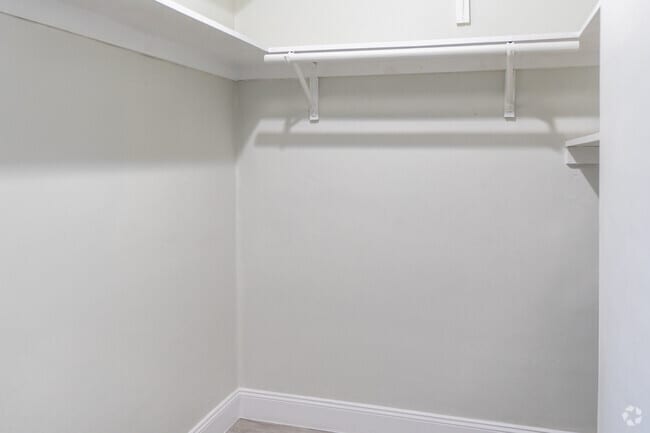 1BR, 1BA - 624SF - Closet - Fountain Court Apartments