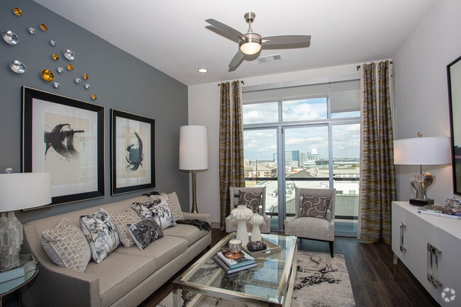 1BR, 1BA - 828 SF - The Grand at the Domain