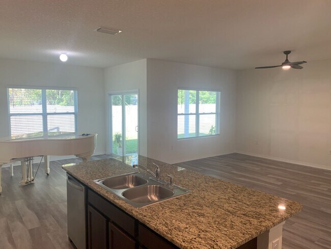 Building Photo - Beautiful Home Located In The New Chestnut Village Neighborhood On SW Archer Road