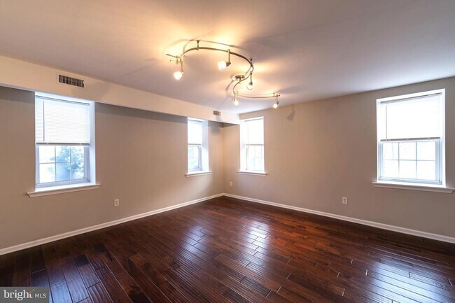 Building Photo - 1100 Tasker St