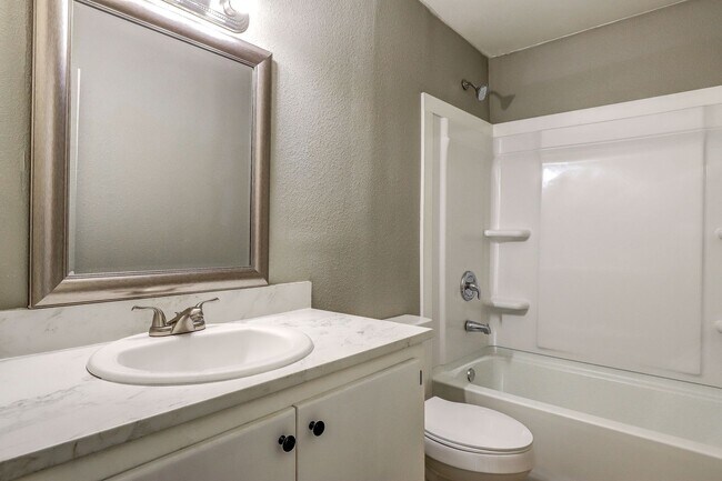Foto del edificio - COMING SOON: 2 Bedroom 1 Bathroom Triplex