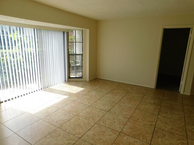 Foto del edificio - Large 1 Bed  Condo, w/Bonus Room (Office?)...