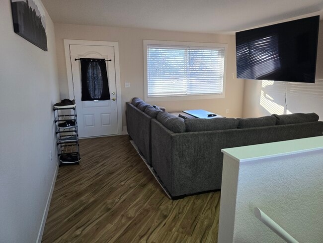 Sala principal con Smart TV de 75 pulgadas. - 902 S Zephyr Ct