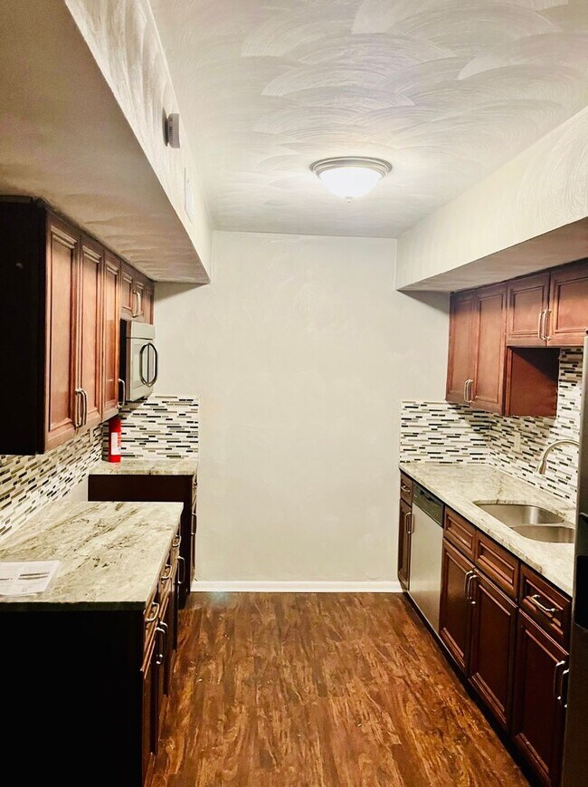 Building Photo - Newly Renovated 3 Bedroom 1.5 Bathroom tow...