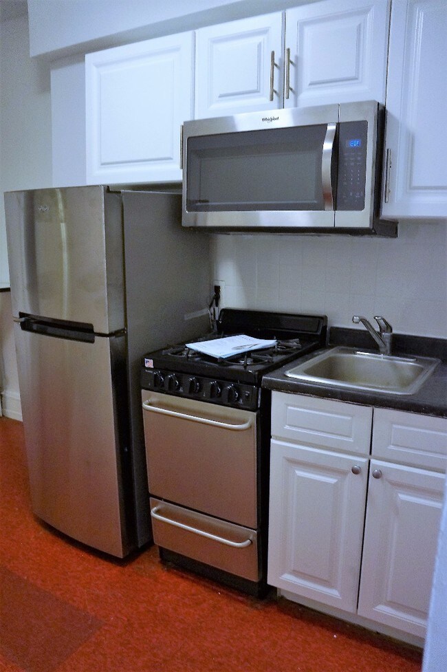 Building Photo - 451 W 46th St