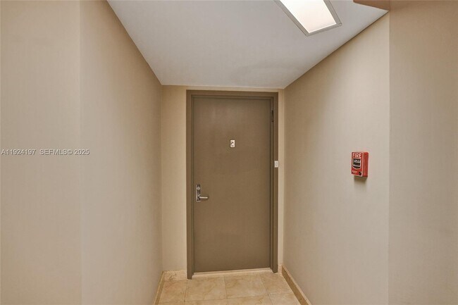 Foto del edificio - 3400 NE 192 St