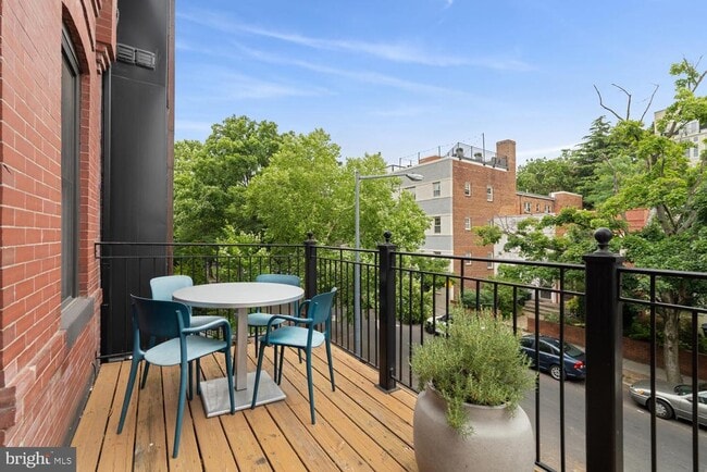 Foto del edificio - 2242 Ontario Rd NW