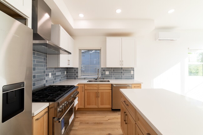 Building Photo - 4369 Rosewood Ave