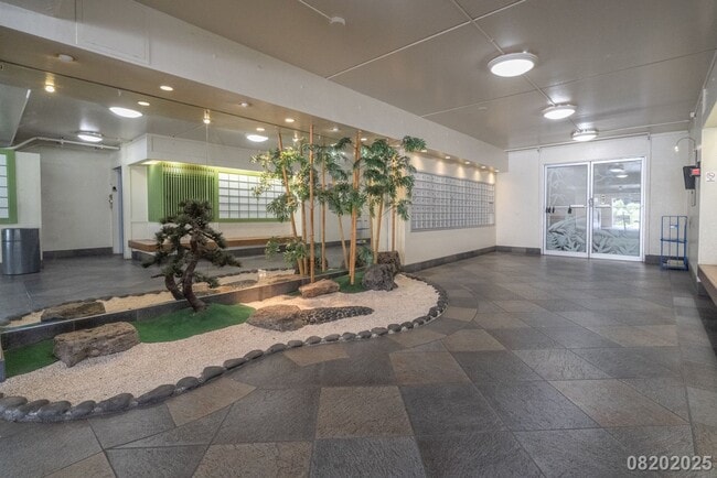 Building Photo - Beautifully maintained 1BR/1BA/1PKG unit i...