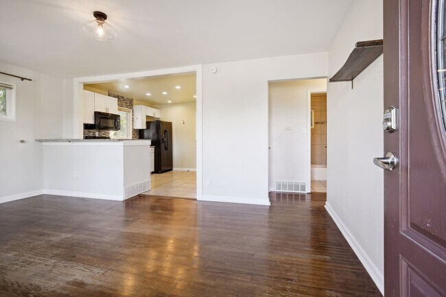 Building Photo - 1423 Lipan Dr