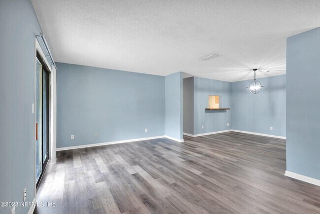 Foto del edificio - 3765 Crown Point Rd