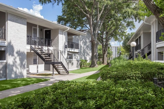 Building Photo - The Oaks at Nassau Bay