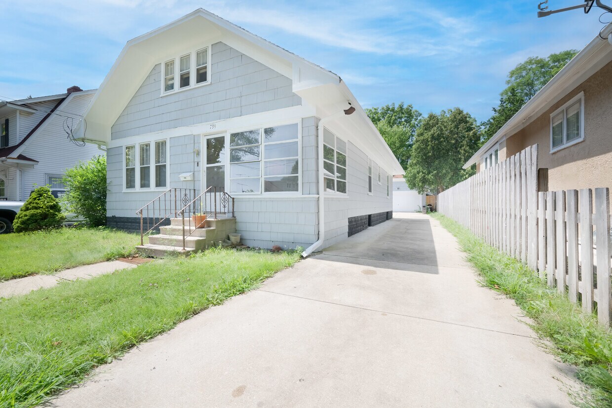 Primary Photo - 739 S Spencer St