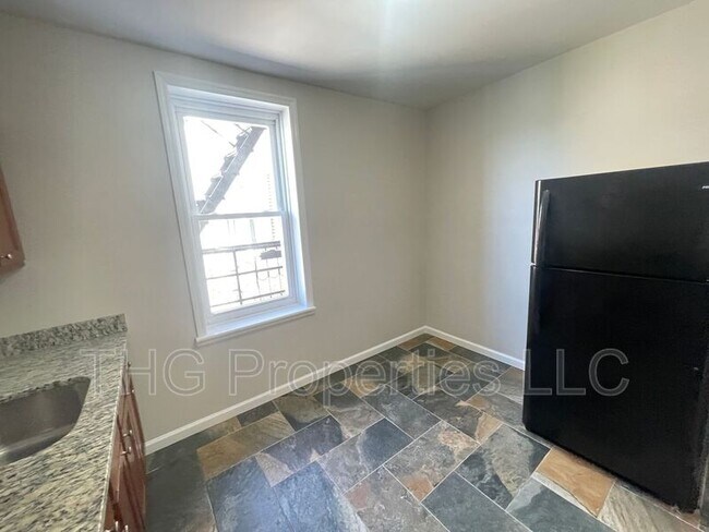 Foto del edificio - 671 Lincoln Ave