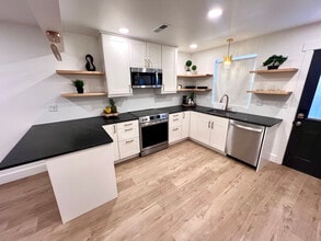 Building Photo - 214 W 7th St