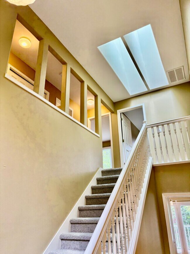 Photo - 4 Bed / 2.5 Bath Bellevue/Lake Sammamish s... House