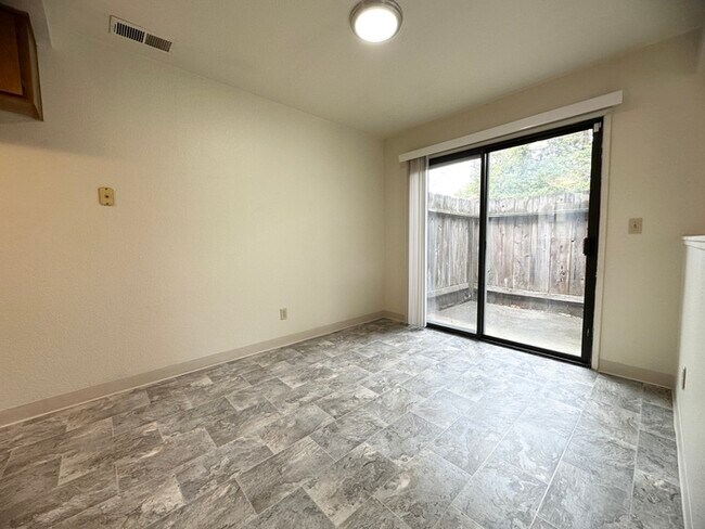 Foto del edificio - 3/2.5 Duplex in the Northgate-Natomas Area...