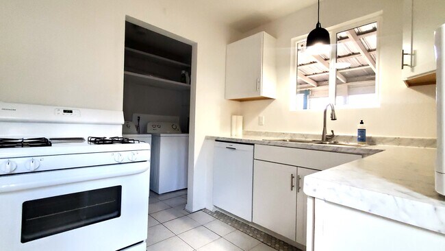 Foto del edificio - 575 W Guest House Rd