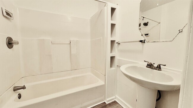 Foto del edificio - 105 Clear Lake Rd