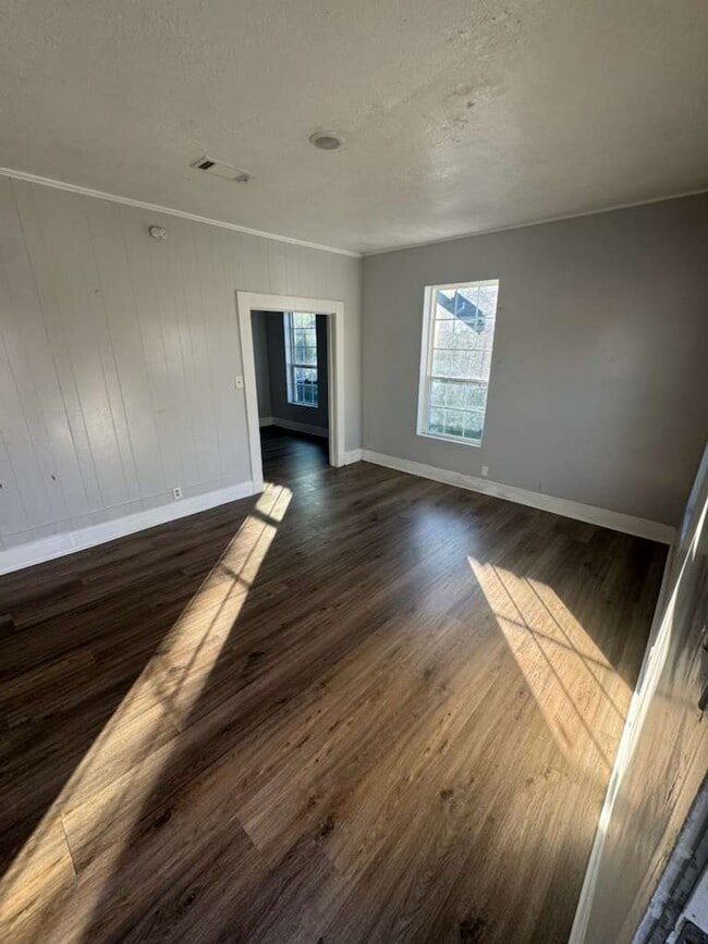 Building Photo - 160 E Elgie St