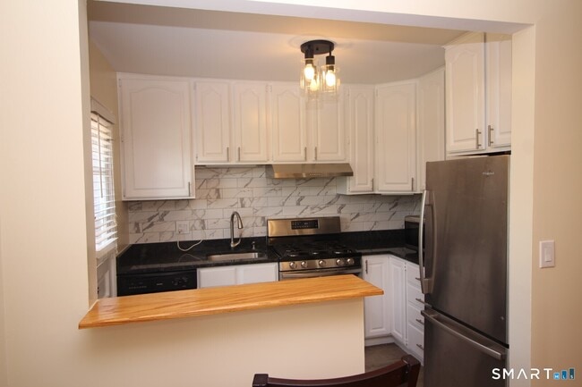 Foto del edificio - 244 Glenbrook Rd