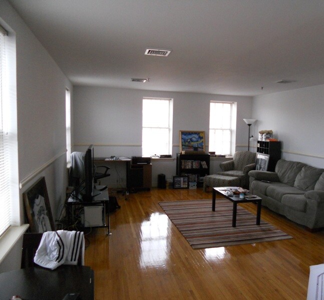 Primary Photo - 1024 Clinton St