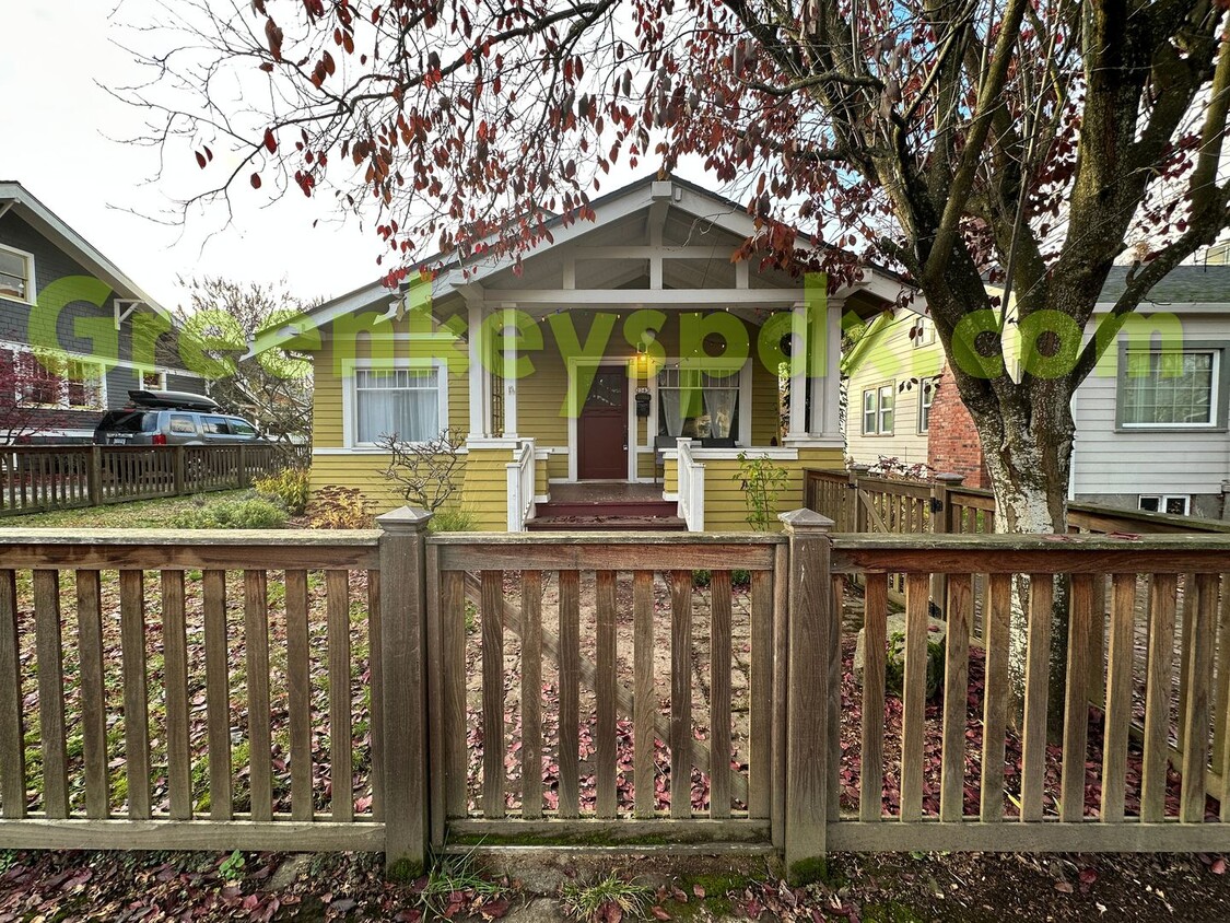 Primary Photo - Awesome 3-Bedroom, 2-Bathroom House betwee...