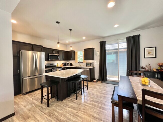 Building Photo - 2899 Bulwer Ln