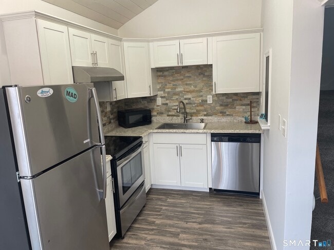 Foto del edificio - 377 Horse Pond Rd