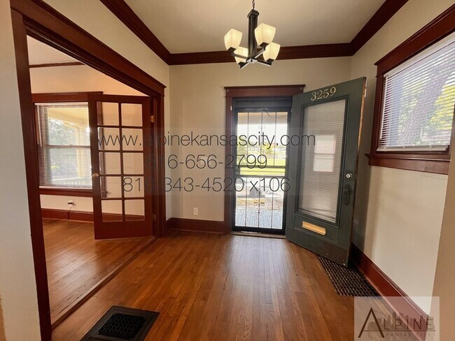 Foto del edificio - Cute HOUSE in Gillham Plaza, Gated Off Street Parking!