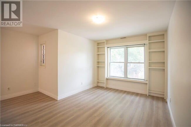 Building Photo - 49 Fairleigh Ave S