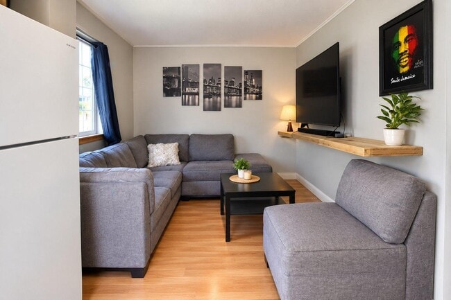 Building Photo - 147 Rue Montpetit