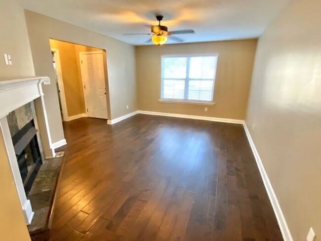 Building Photo - Stonebriar- Spacious 4 Bedroom 2.5 Bath Ho...