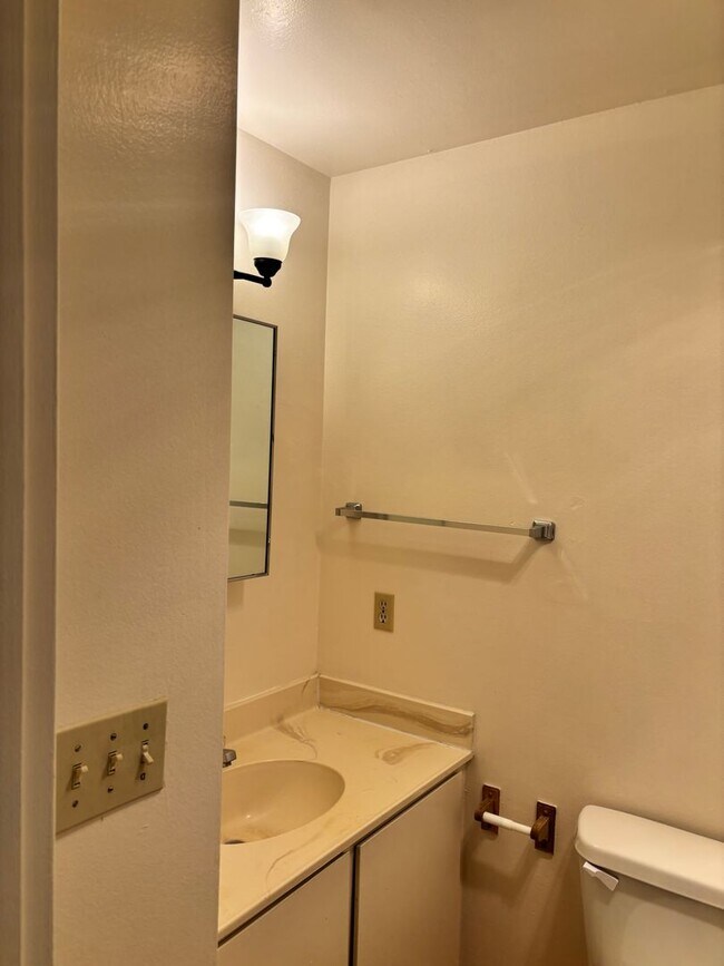 Building Photo - AVAILABLE IMMEDIATELY - LARGE 3 BED/2 BATH...