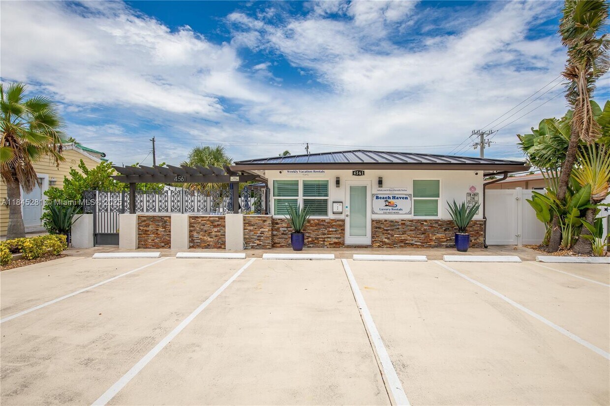 Primary Photo - 4561 Poinciana St