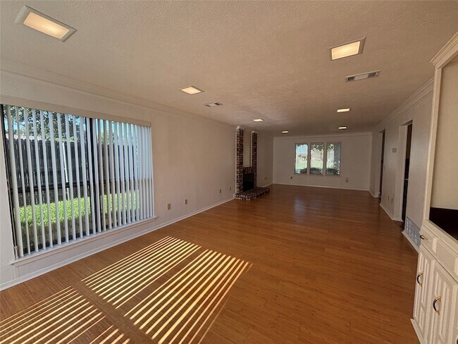Building Photo - 3300 Wells Dr