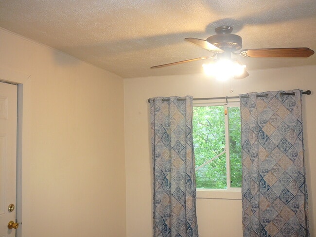 Foto del edificio - 1138 W 8th St