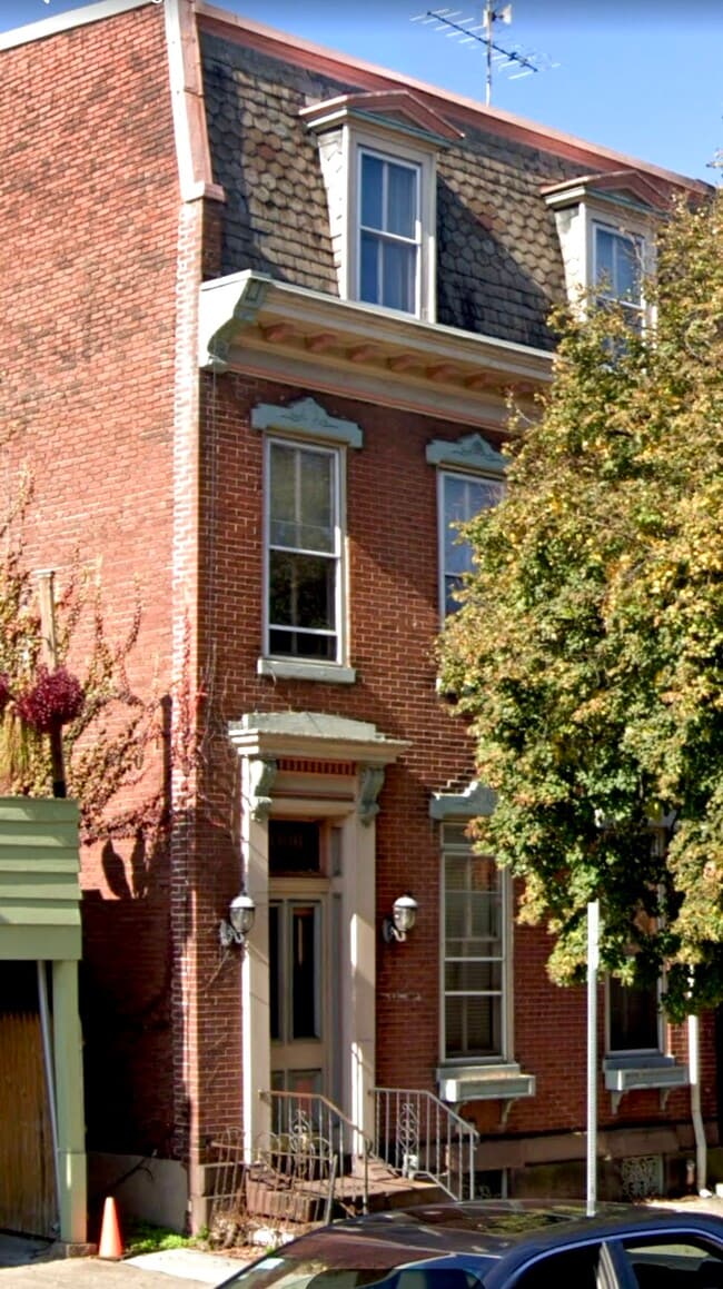 Front of complex - 1006 N 2nd St