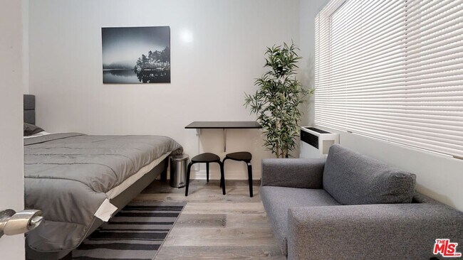Foto del edificio - 647 W 18th St