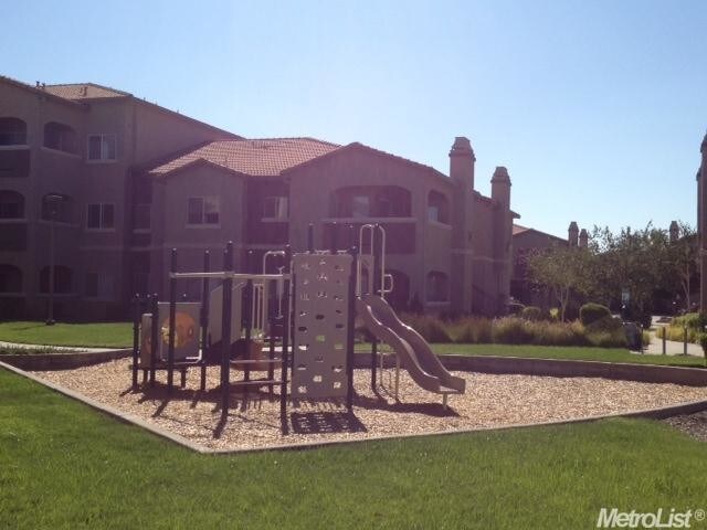Building Photo - 10001 Woodcreek Oaks