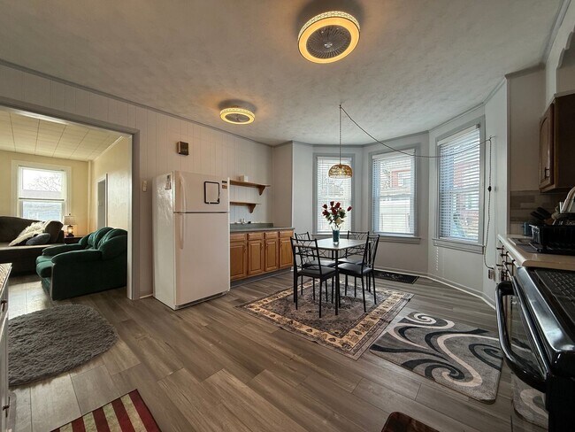 Building Photo - 400 Maple St