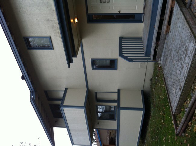 Building Photo - 1220 Balfour Dr