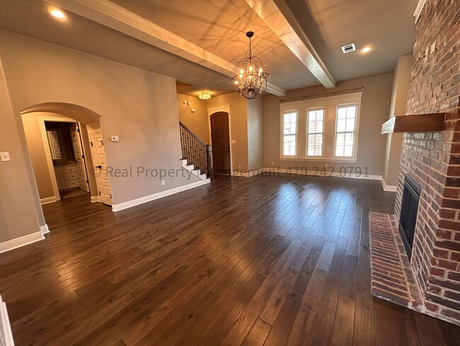 Building Photo - Stunning 4 Bedroom/3 Bathroom Home near La...