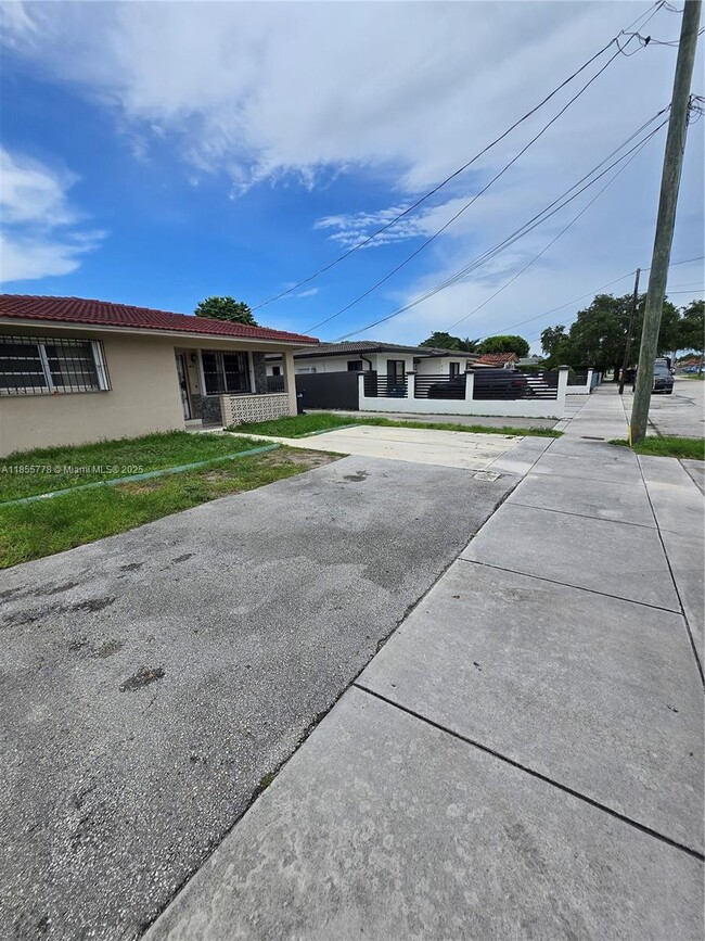 Building Photo - 8857 SW 27th St