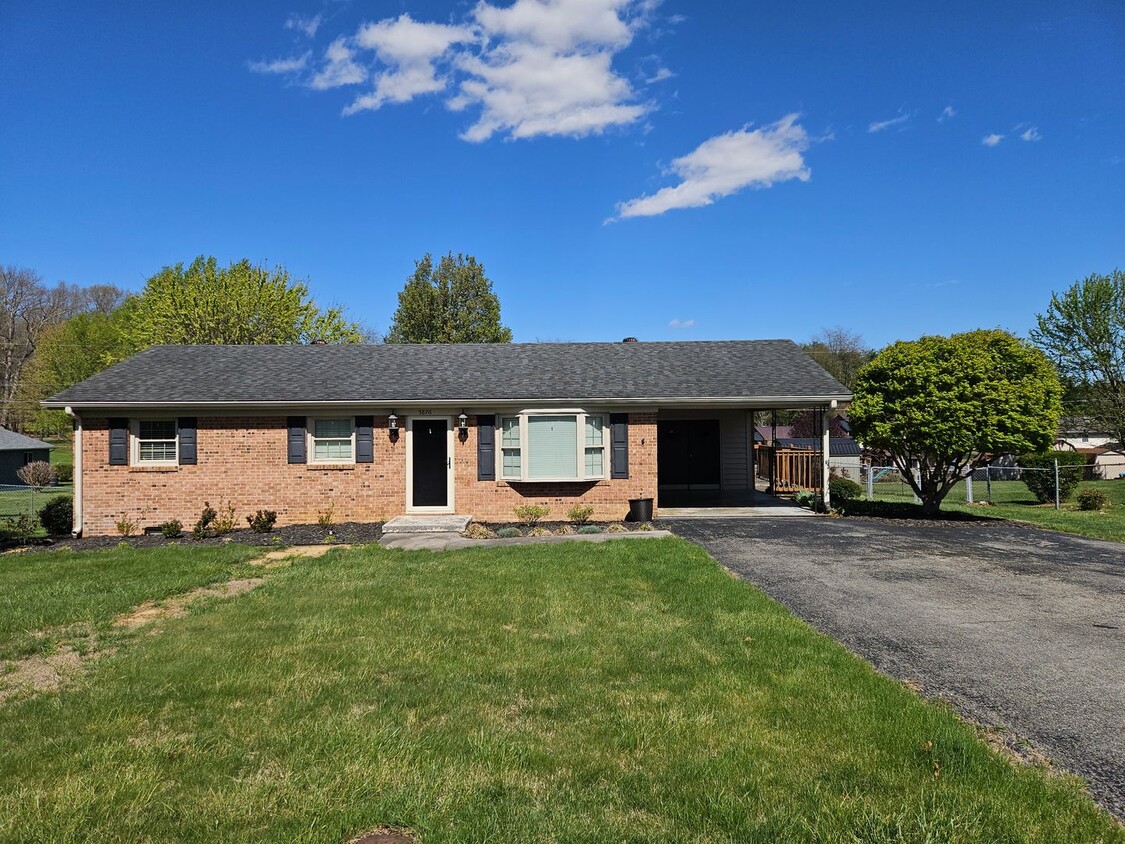 Foto principal - Charming 3-Bedroom Brick Ranch for Rent wi...