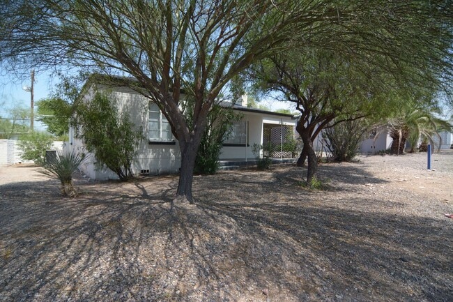 Building Photo - Charming 2 Bedroom 1 Bath Home! Central Tu...