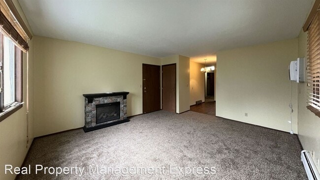 Building Photo - 2 br, 1 bath Apartment - Spacious 2 Bedroo...