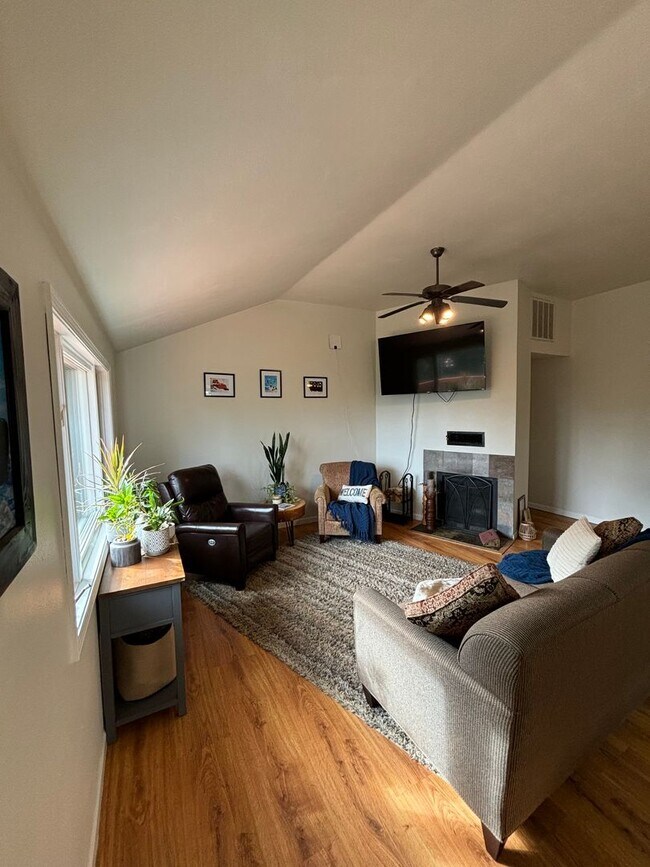 Building Photo - Move in special $500 off 1st months rent/ ...