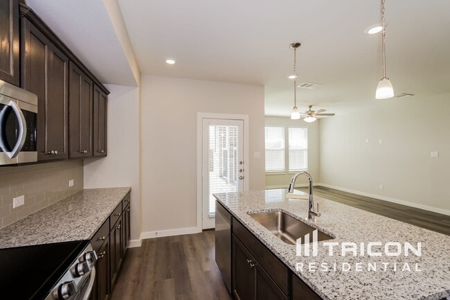 Building Photo - 8001 Calhoun Vly Dr